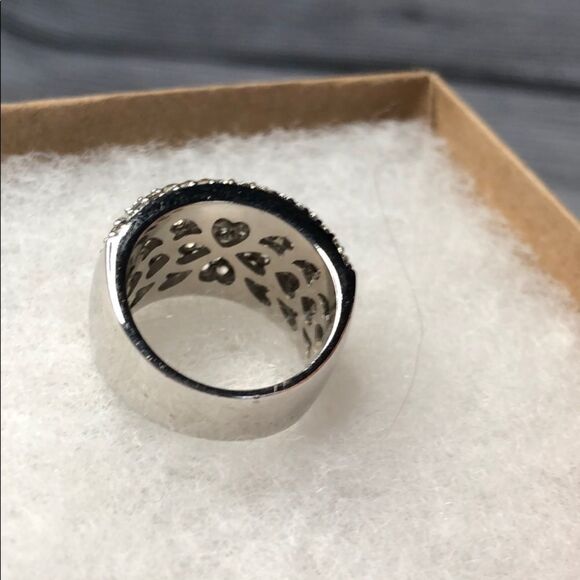 Silver sparkle rhinestone fashion ring - size 6 - Picture 3 of 5